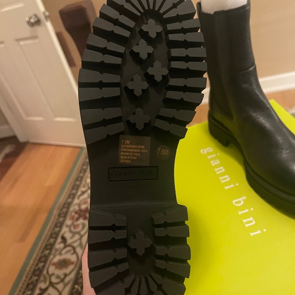 Gianni Bini Black Chelsea Boots - Picture 3 of 4